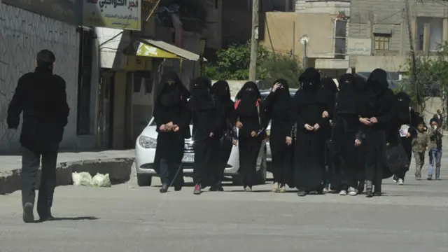 فرض التنظيم على النساء في مدينة الرقة ارتداء النقاب 