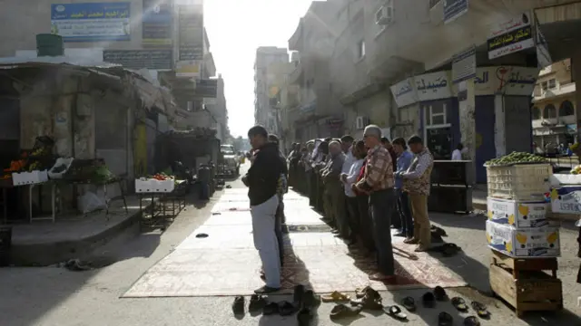 Молящиеся мужчины