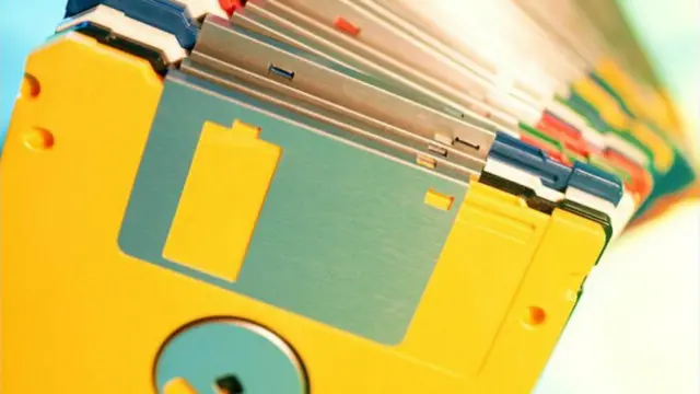 在光盘大行其道之前，软盘曾经是最受欢迎的电脑间数据传输媒介