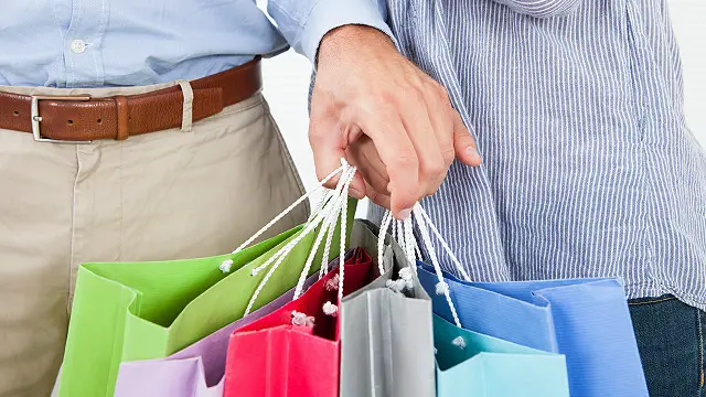 Чоловік та жінка з сумками