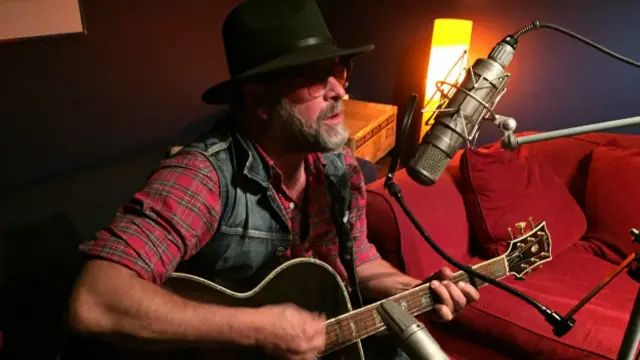 Гребенщиков с гитарой в Лондоне