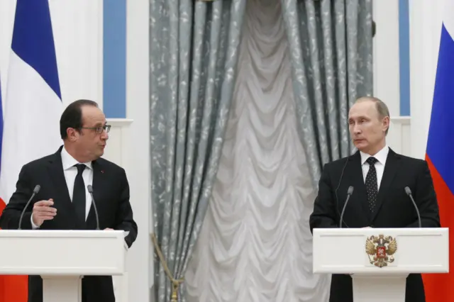 普京在莫斯科会见了法国总统奥朗德，他们同意加强情报和军事信息的交流