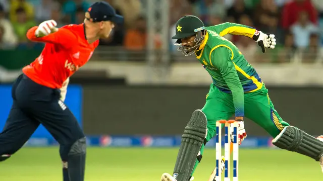 انور علی کے دو چھکوں نے سکور کو تین ہندسوں تک پہنچایا جس کے بعد سہیل تنویر اور وہاب ریاض کا غصہ انگلش بولرز پر خوب برسا تو ایسا لگا کہ انہونی ہونی میں بدل سکتی ہے