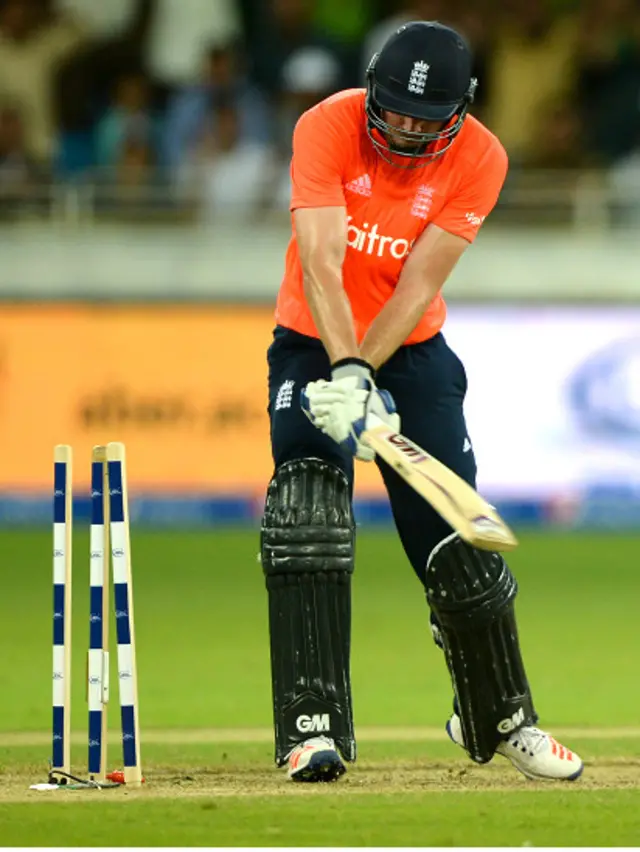 اپنا پہلا ٹی ٹوئنٹی انٹرنیشنل کھیلنے والے چوبیس سالہ جیمز ونس نے ایک چھکے اور چھ چوکوں کی مدد سے41 رنز سکور کیے