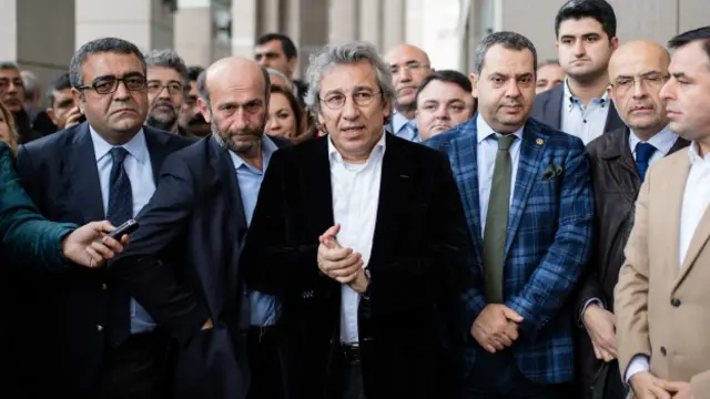 Can Dundar, pemimpin redaksi surat kabar Cumhuriyet, dan Erdem Gul, kepala biro Ankara harian tersebut, dituding melakoni aksi mata-mata.