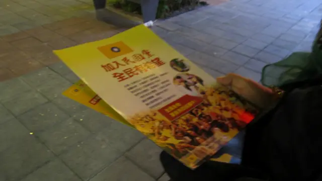 在台湾很多地方都可以看到民国党的支持者或是党员在街头散发传单