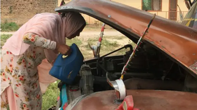 شمیم کے مطابق اگر جب کبھی ان کا ٹرک خراب ہو جاتا ہے تو مرد ڈرائیور بخوشی مدد کرنے پر آمادہ ہو جاتے ہیں