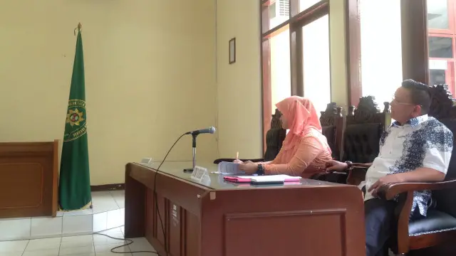 Ibnu Akhyat (kanan), kuasa hukum PT Muara Wisesa Samudera dalam sidang gugatan izin reklamasi di PTUN Jakarta.