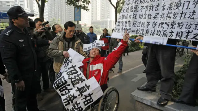 2013年，《南方周末》編採人員抗議新年賀詞被大幅修改，引發抗議。