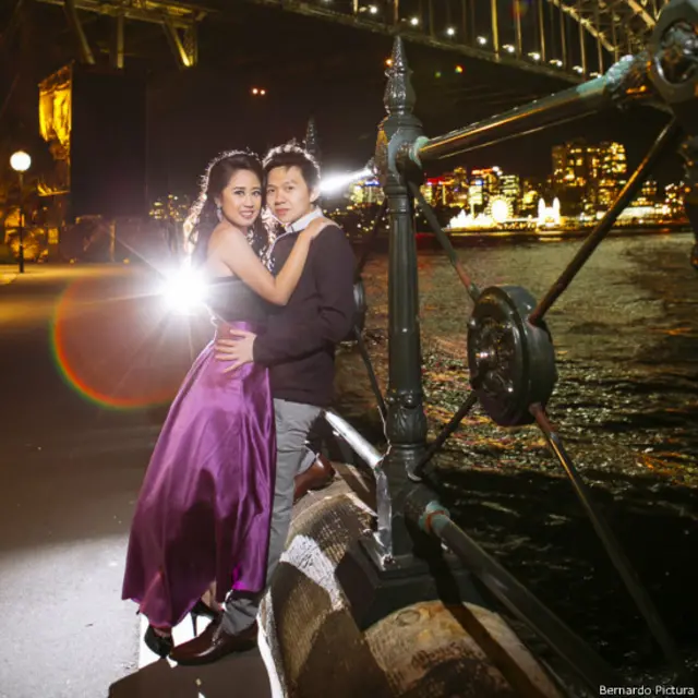 Agnes Rusli dan Fabian Pratama di bawah Harbour Bridge, Sydney, Australia.