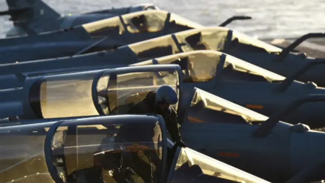 یک خلبان جنگنده فرانسوی رافال پس از انجام عملیاتی در شرق دریای مدیترانه بر عرشه ناو هواپیما بر شارل دوگل فرود آمده است