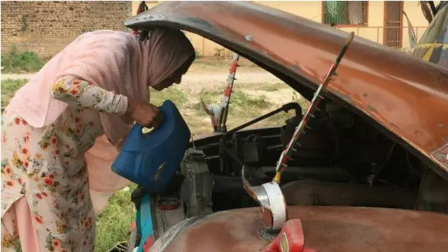 نیټلي او شمیم دواړه د بېلو لاملونو له کبله د لاریو چلولو دندې ته راغلې