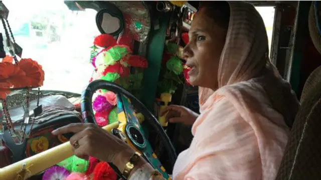  کله چې ګاډي کې کومه میکانیکي ستونزه راپورته شي، نارینه همکاران راسره مرسته کوي
شمیم