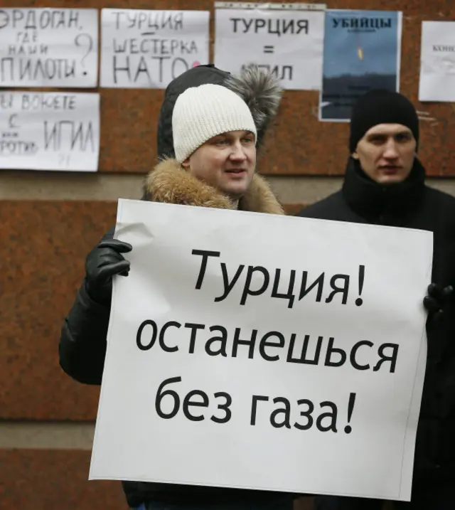 Moskvadakı Türkiyə səfirliyinin qarşısında dayanmış rus etirazçının əlindəki plakatda “Türkiyə, qazsız qalarsan!” yazılıb
