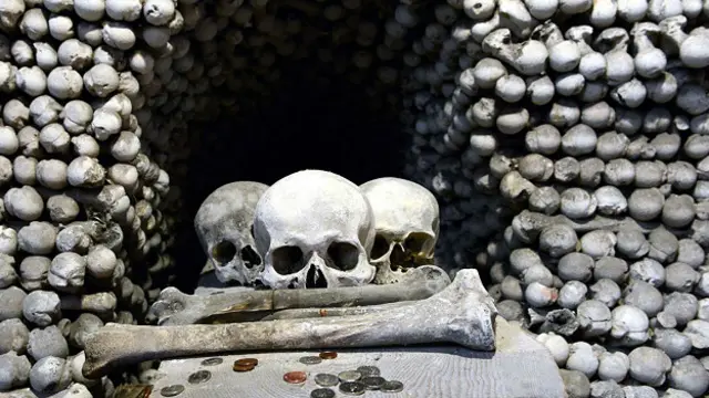 Человеческие кости и черепа в часовне