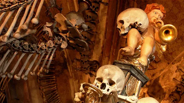 Ангелы ликуют, попирая оскалившиеся черепа