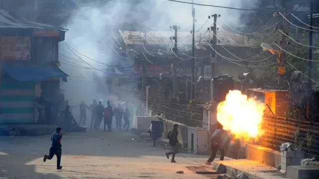 بھارت کے زیر انتظام کشمیر میں جمعے کو بھارتی حکومت کے خلاف مظاہرے ہوئے۔