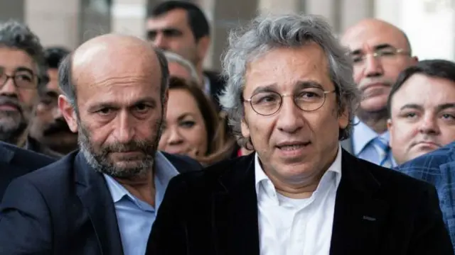 استنبول سے شائع ہونے والے روزنامہ جمہوریت کے مدیر جان دو ندر اور اور انقرہ میں اخبار کے بیورو چیف اردم گل کوگذشتہ نومبر میں گرفتار کیا گیا تھا