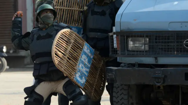 کشمیر میں تقریباً پانچ لاکھ بھارتی افواج تعینات ہیں اور وادی میں امن قائم رکھنے کے لیے کرفیو بھی نافذ کیا جاتا ہے۔