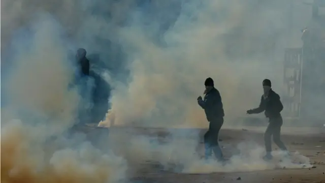 بھارت کے زیر انتظام کشمیر میں حریت رہنماؤں کو حکومت کے خلاف مظاہرے کرنے یا ہڑتال کی کال دینے پر کئی بار نظر بند کیا گیا ہے۔