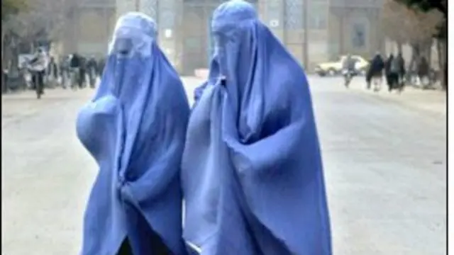 این دو بانو سرتا پا پوشیده و از چشم همه پنهانند ، امّا باز هم رفتارشان ایراد دارد، چون بر خلاف توصیۀ «پدر بزرگ»، پاشان به کوچه و بازار باز شده است.