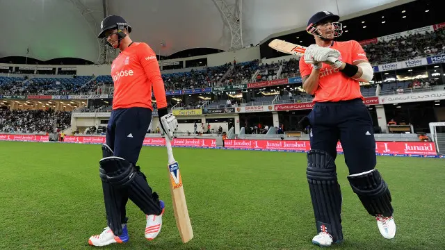 انگلینڈ کی جانب سے الیکس ہیلز اور جیسن روئے نے اننگز کا آغاز کیا