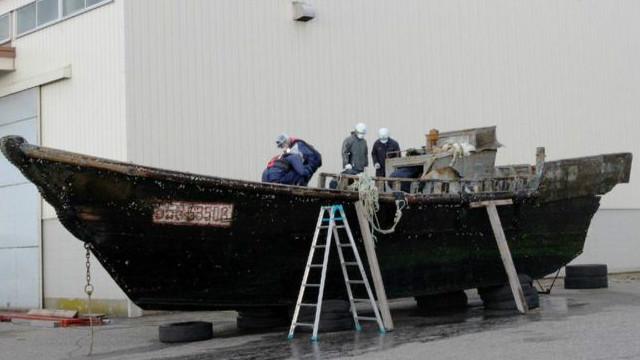 日本海岸警衛人員星期二又發現一艘船，上面有三具屍體。他們把船拖到福井港
