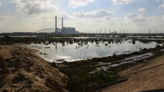 அனல்மின் நிலையத்திலிருந்து வெளியாகும் சுடுசாம்பலும் எண்ணூர் கடற்கழியில் கலக்கிறது எனக் கவலைகள்