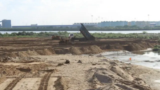 துறைமுகப் பகுதியிலிருந்து எடுக்கப்படும் மண் எண்ணூர் முகத்துவாரப் பகுதியில் குவிக்கப்படுவதாக குற்றச்சாட்டு