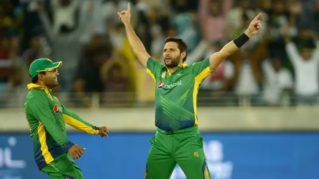 انگلینڈ کے دونوں اوپنرز کو شاہد آفریدی نے آؤٹ کیا