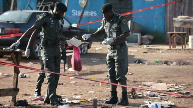 Kepolisian Nigeria mengatakan mereka tidak mengetahui siapa di balik serangan bom bunuh diri, tetapi IMN menuduh kelompok militan Sunni Boko Haram sebagai pelakunya.