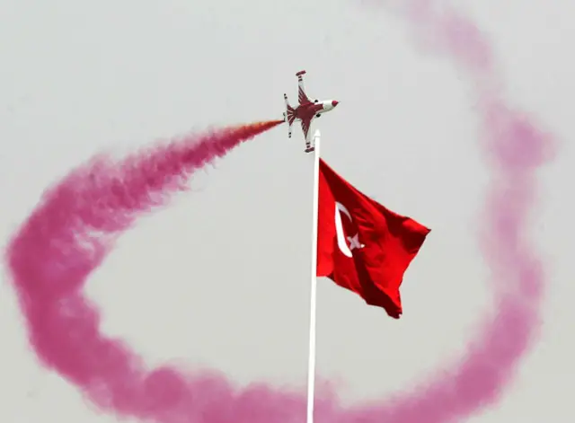 Самолет пролетает над флагом Турции