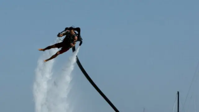 الأجهزة الطائرة بقوة المياه، كهذا الجهاز، تبدو مفيدة في مكافحة الحرائق، لكنها قد لا تكون ذات فعالية كبيرة. 