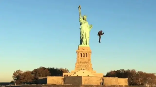 حلق ديفيد مايمان بجهاز "جي-بي 9" والذي كان من القوة ليحلق على ارتفاع آلاف الأقدام حول تمثال الحرية