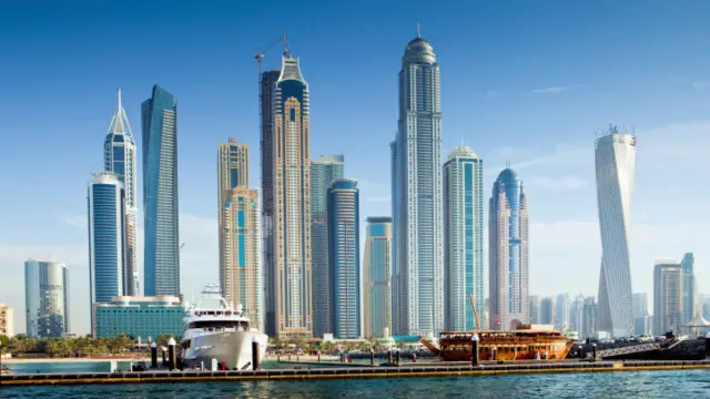 تمتاز دبي بناطحات السحاب والمباني الشاهقة 