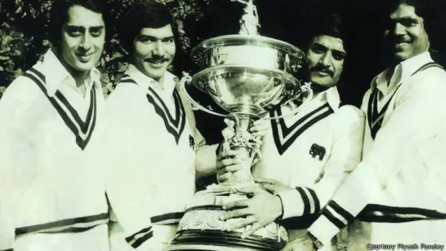 अमृत माथुर, अरुण लाल, पीयूष पांडे के साथ खड़े हैं कीर्ति आज़ाद.