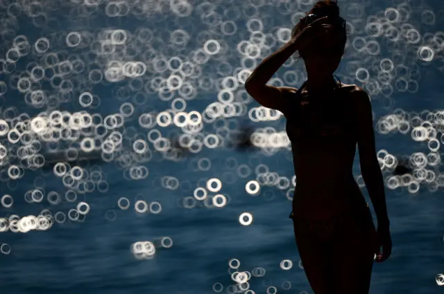 Девушка на пляже одного из отелей Антальи