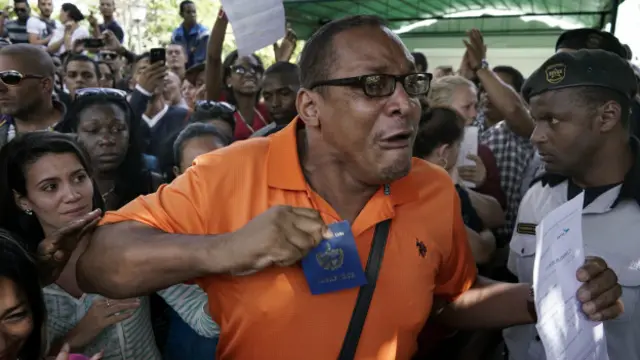 La protesta se concentró frente a la embajada ecuatoriana en La Habana.