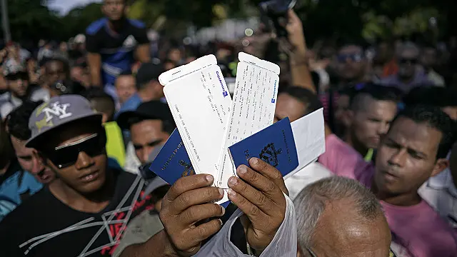 Cubanos protestan frente a la embajada de Ecuador en La Habana