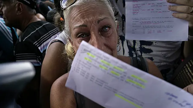 Cubanos protestan frente a la embajada de Ecuador en La Habana