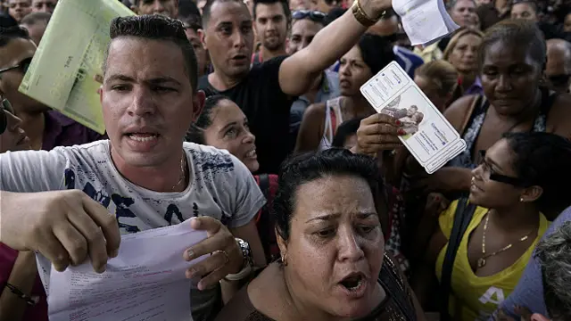 Cubanos protestan frente a la embajada de Ecuador en La Habana.