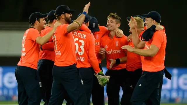 کپتان بٹلر نے ایک چوکے اور تین چھکوں کی مدد سے تنتیس رنز سکور کیے