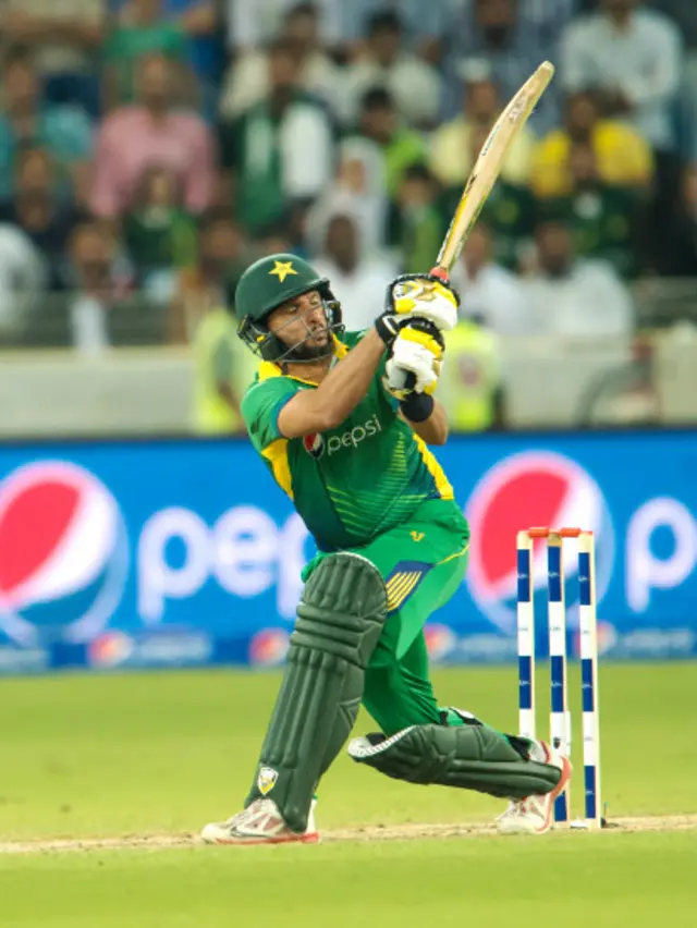 شاہد آفریدی نے تین وکٹیں حاصل کرنے کے بعد صرف آٹھ گیندوں پر تین چھکوں اور ایک چوکے کی مدد سے چوبیس رنز بنا ڈالے