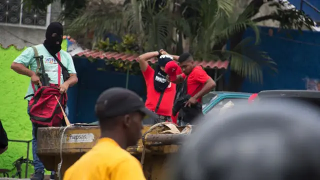 caravana de Miguel Pizarro 