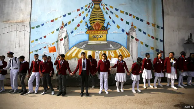 کھٹمنڈو میں جمعے کو ہونے والے مظاہرے میں بچوں نے ’سرحدی بندش ختم کرو، تعلیم ہمارا حق ہے، ہم بھارت کے سامنے نہیں جھکیں گے‘ کے نعرے لگائے