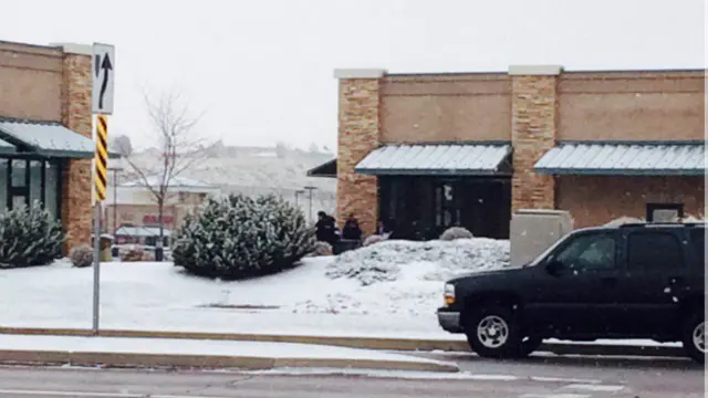 هغه مهال چې د امنيتي ځواکونو او بريدګر ترمنځ پر يو بل ډزې کېدې زيات شمېر کسان په کلينيک کې ايسار پاتې وو