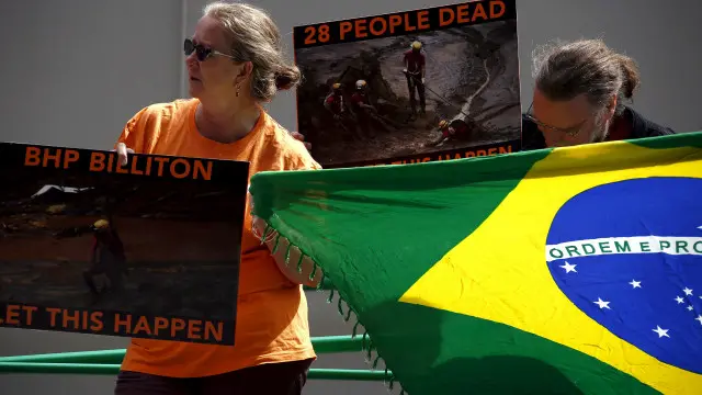 متظاهرون أمام مقر لشركة "بي اتش بي بيليتون" في استراليا عقب حادث انهيار السد.