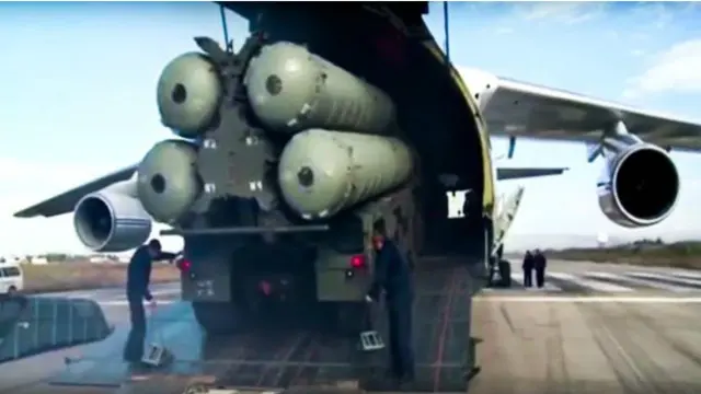 Kapal penjelajah Rusia yang dilengkapi sistem pertahanan udara ini, seperti peluru kendali S-400, diharapkan dapat melindungi pesawat-pesawat Rusia