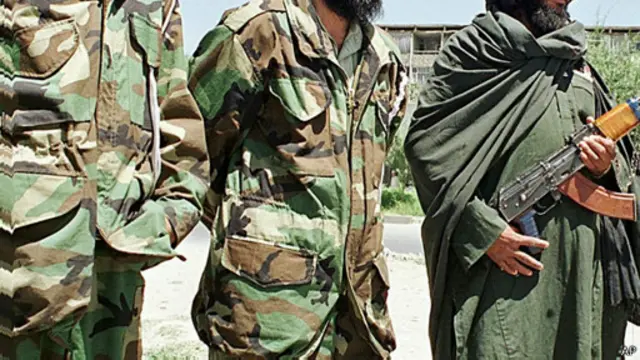 د کندوز یوه مدني فعال سید عبدالله هاشمي راته وویل همدا نا مسؤوله کړۍ او د وسلو کاروباریان حکومت مخالفو وسله والو ته وسلې رسوي.