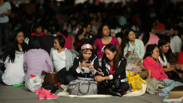 每到周日，放假的家庭帮佣会在香港街头或公园聚会，但在法规未落实的台湾，许多家庭帮佣不被允许休假。